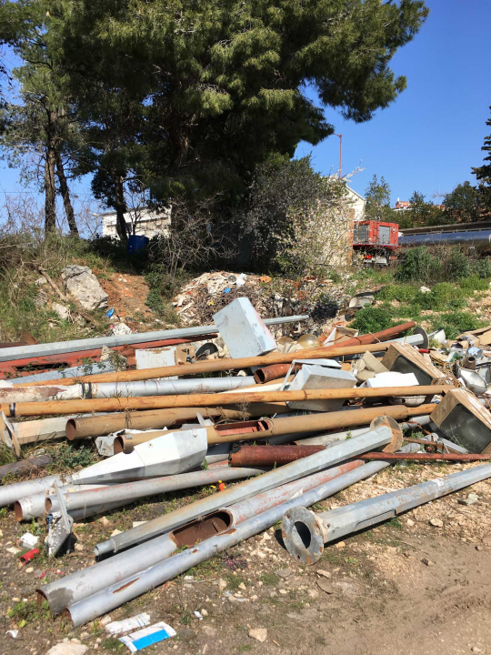 Stara rasvjeta s rive završila na TEF-u okružena tonama građevinskog i drugog otpada!