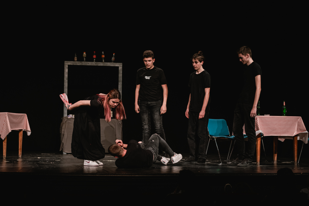 Smijeh i suze za Luku Škarića koji je iz publike gledao prijatelje kako mu ‘Mojom pričom’ skupljaju novac za operaciju