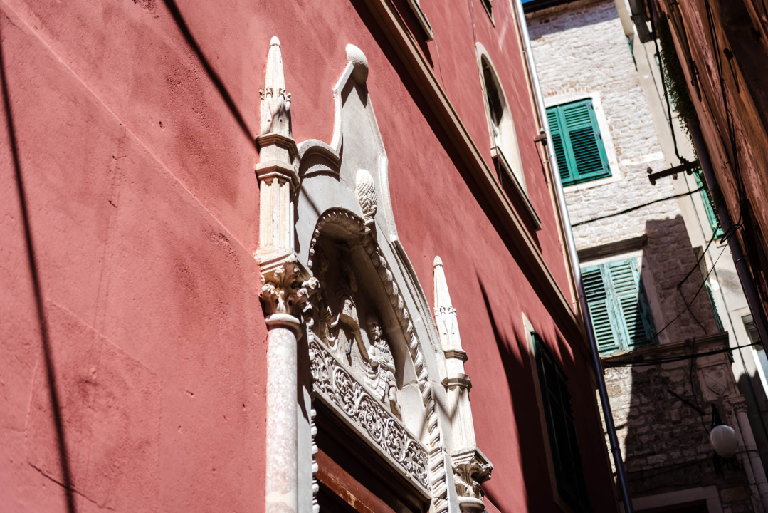 Preko 100 godina stara zgrada u Kalelargi napokon obnovljena: 'Da Grad nije išao s akcijom, ne bi je obnovili. Sada mirnije živim' 