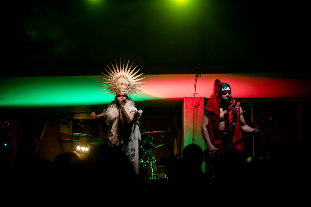 Članovi Leta3 na binu izašli kao jahači apokalipse: 'Napokon da smo više i ovo dočekali, baš guštamo večeras'