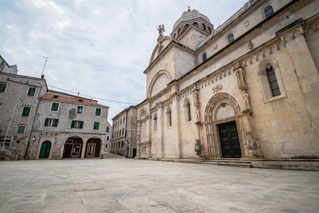 Šibenik je na današnji dan 2020. godine bio pust, trebale su nam potvrde za napustiti županiju, a imali smo puno manje slučajeva nego danas