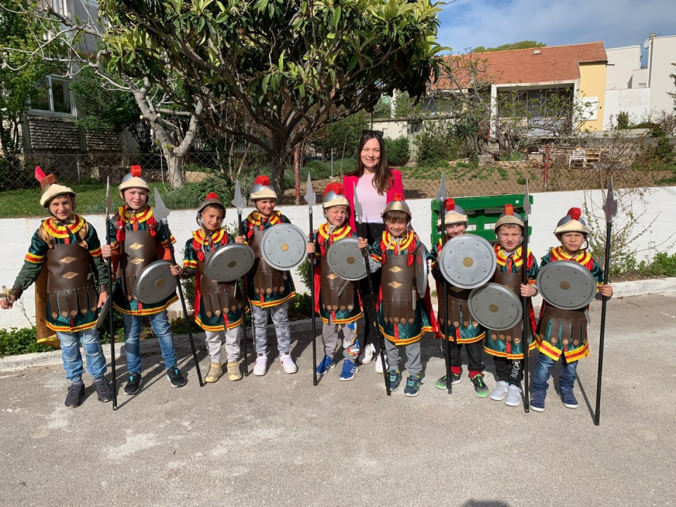 Male vodičke žudije iz vrtića zajedno s velikim žudijama čuvali Kristov grob
