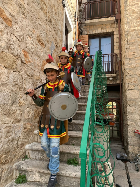 Male vodičke žudije iz vrtića zajedno s velikim žudijama čuvali Kristov grob