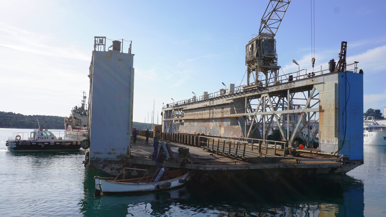 Iskra brodogradilište ispratila na rezanje u Tursku stari plovni dok 