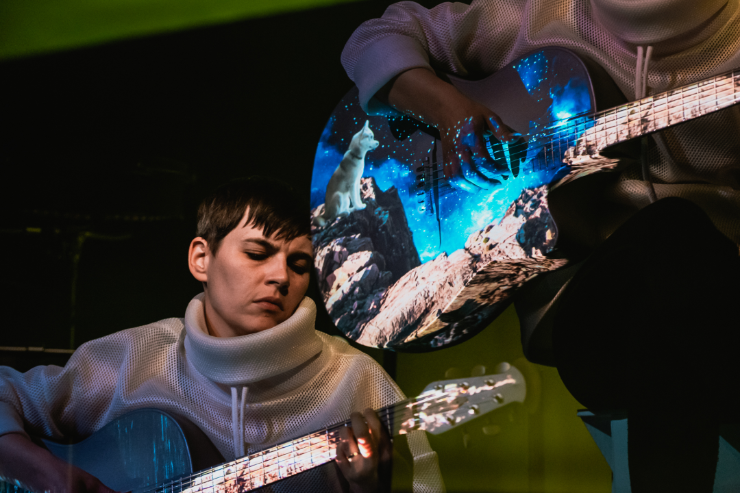 Spektakularne slike na pozornici Arsena: 'Boginja gitare' Kaki King u Šibeniku doslovno obojala zvuk!