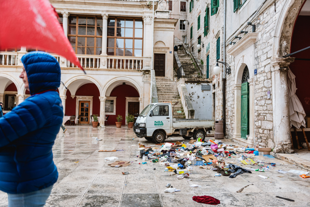 Smeće pod zaštitom UNESCO-a? Sigurno se pitaju turisti koji su jutros vidjeli ovaj horor kod katedrale