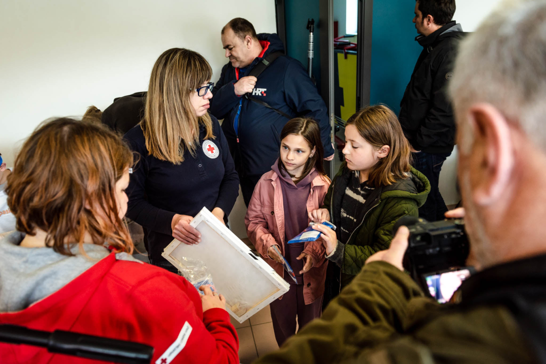 Djeca iz Šibenika i Ukrajine čistila plažu Banj, a smeće iskoristila za izradu slika