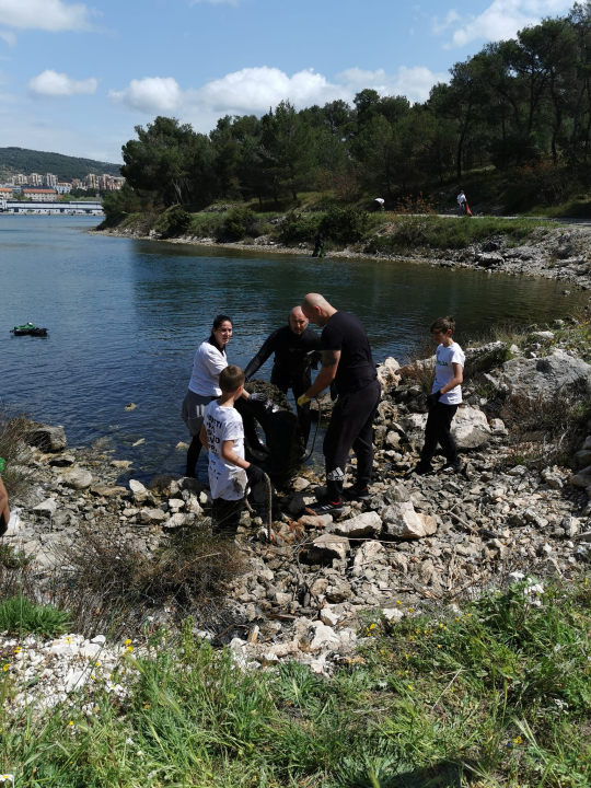 Očišćena Dumboka: Tridesetak ljudi prikupilo 70 vreća smeća i dvadesetak automobilskih guma