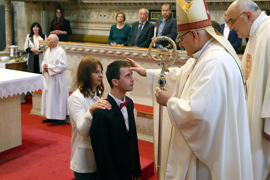 U katedrali sv. Jakova kršteno petero odraslih vjernika, a tri para vjenčana