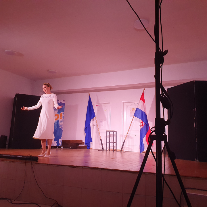 Moruzgva u Biskupiji:  Ecija Ojdanić, Barbara Nola i Ana Begić gole u kavezu