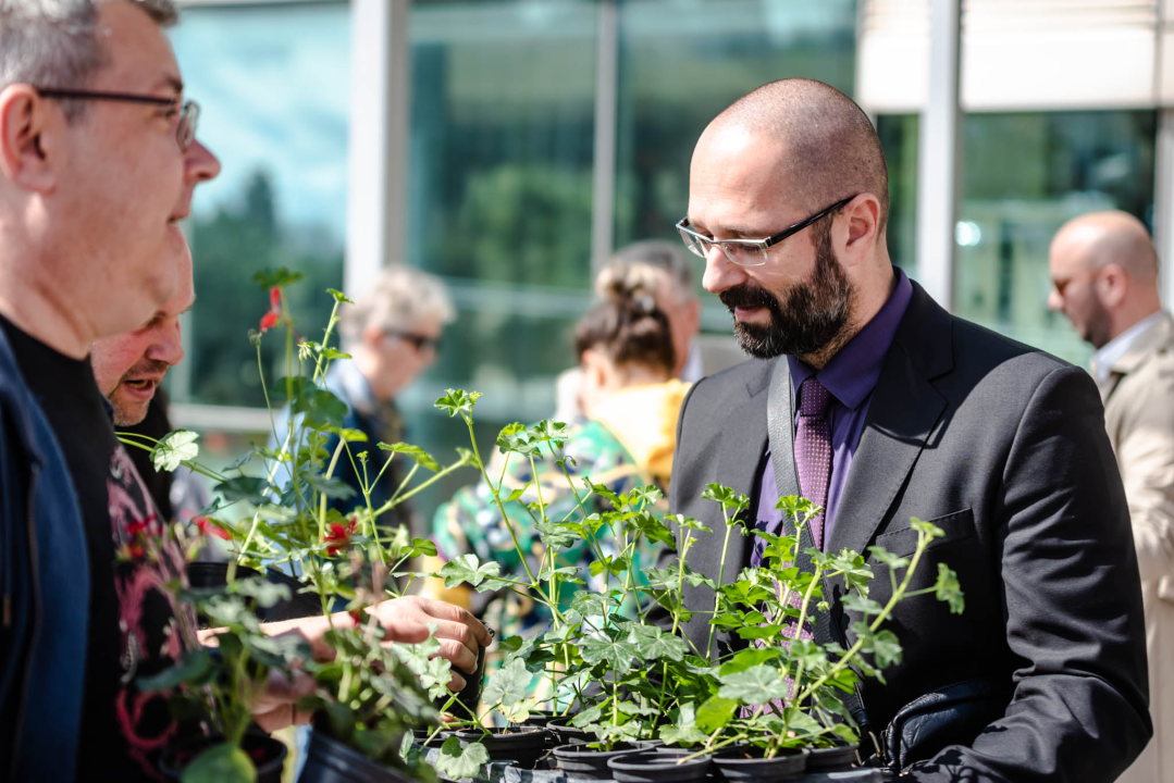 Preko 2000 cvjetnih sadnica podijeljeno na Poljani dok si rekao 'điran' 