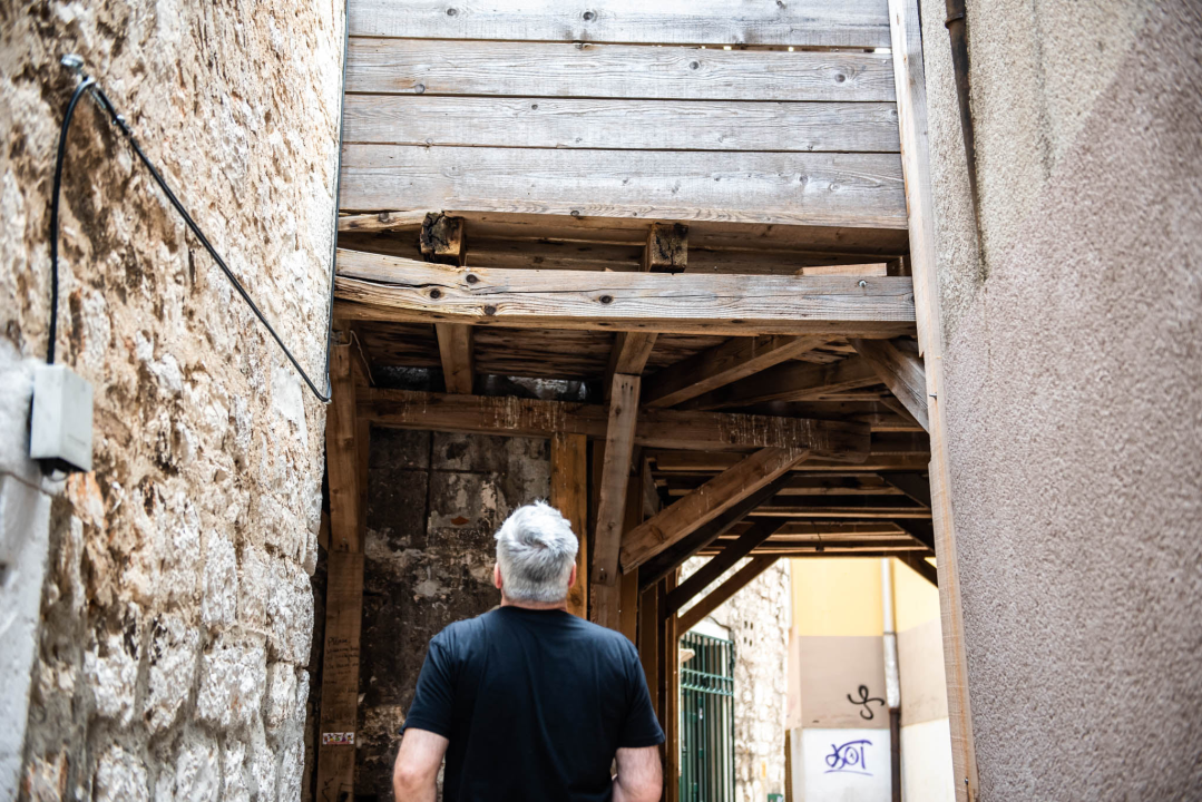 Skela u Ulici biskupa Fosca izgleda poprilično opasno: 'Vlasnik će je ubrzo sanirati, dobio je prijavu' 