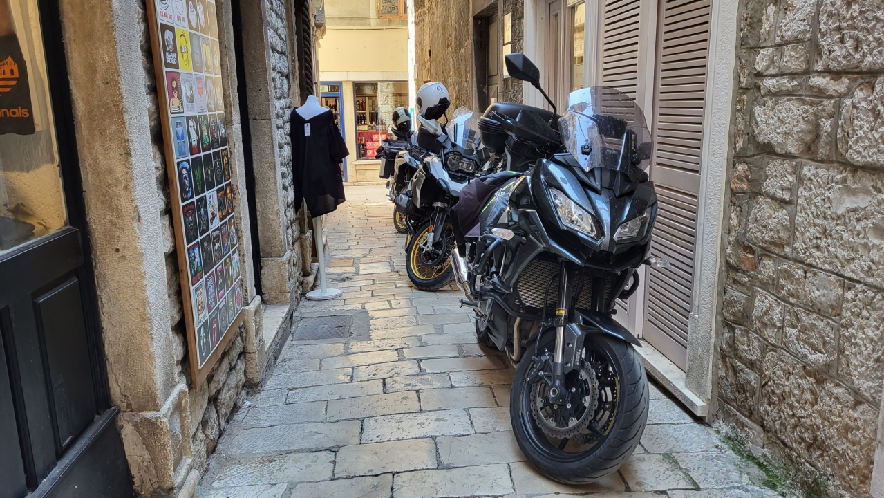 Prvi vjesnici ljeta: Turisti koji se ponašaju u Šibeniku kako nikad ne bi u svom gradu