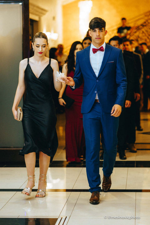 Pogledajte kako su zablistali učenici Industrijsko-obrtničke škole na svom maturalnom plesu (1. dio)