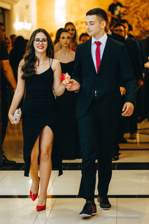 Pogledajte kako su zablistali učenici Industrijsko-obrtničke škole na svom maturalnom plesu (2. dio)