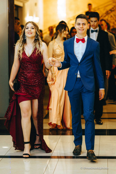 Pogledajte kako su zablistali učenici Industrijsko-obrtničke škole na svom maturalnom plesu (1. dio)