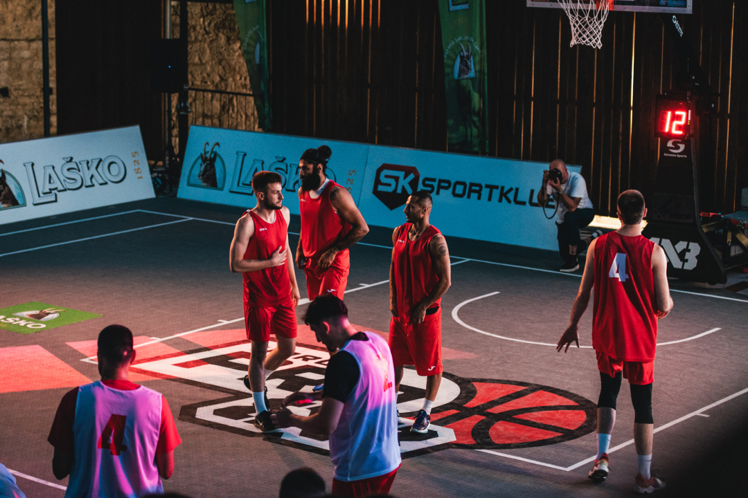 Basket se na Mihovilu i sinoć igrao pred gotovo praznim gledalištem, ako izuzmemo igrače!