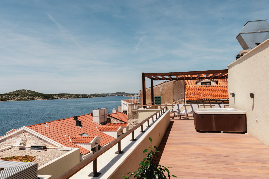 Oduševio nas je luksuz s katedralom na dlanu! Armerunov apartman jedinstven je spoj tradicije i modernog dizajna