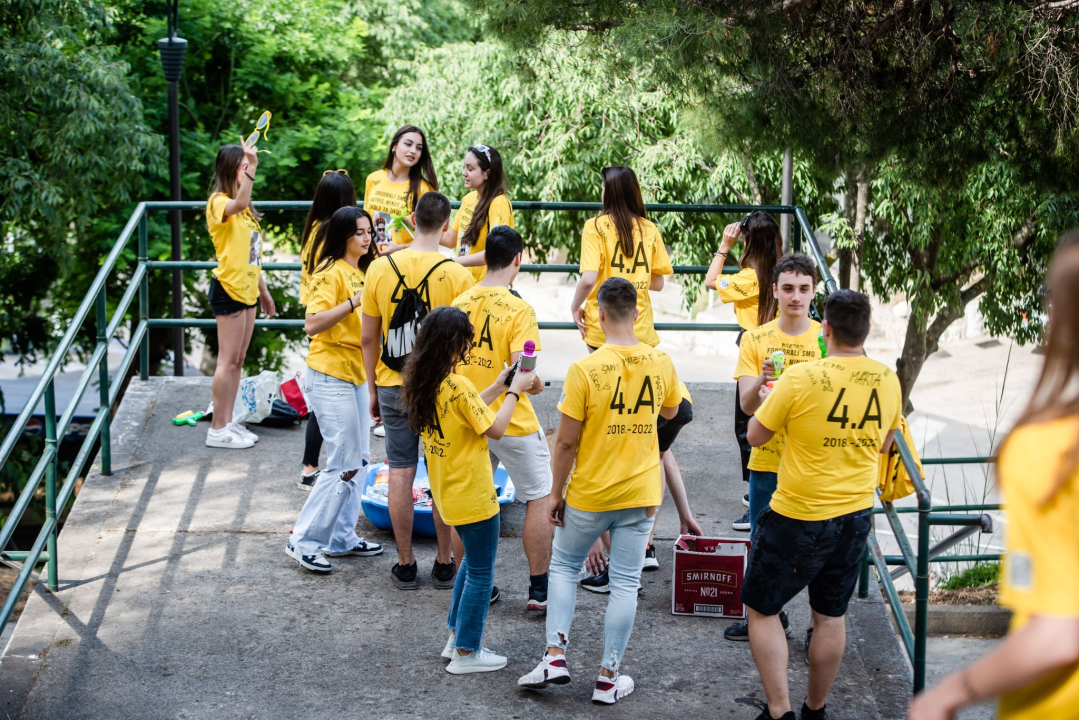 Maturanti se na šibenskim ulicama opraštaju od škole: Polako s alkoholom i sretno!