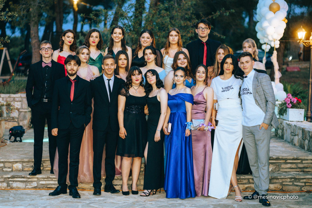 Maturanti Turističko-ugostiteljske škole u glamuroznim izdanjima proslavili kraj srednje škole! (2. dio)