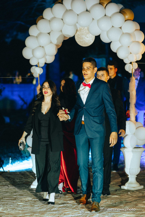 Maturanti Turističko-ugostiteljske škole u glamuroznim izdanjima proslavili kraj srednje škole! (1. dio)