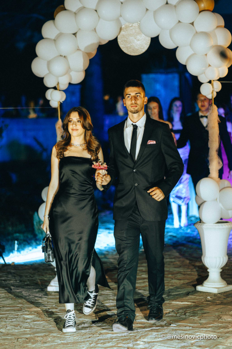 Maturanti Turističko-ugostiteljske škole u glamuroznim izdanjima proslavili kraj srednje škole! (1. dio)