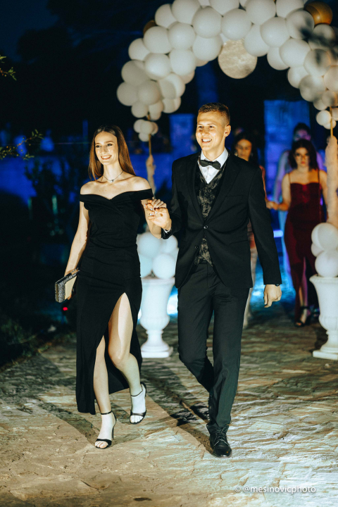 Maturanti Turističko-ugostiteljske škole u glamuroznim izdanjima proslavili kraj srednje škole! (1. dio)