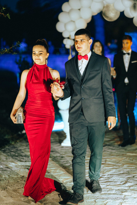 Maturanti Turističko-ugostiteljske škole u glamuroznim izdanjima proslavili kraj srednje škole! (2. dio)