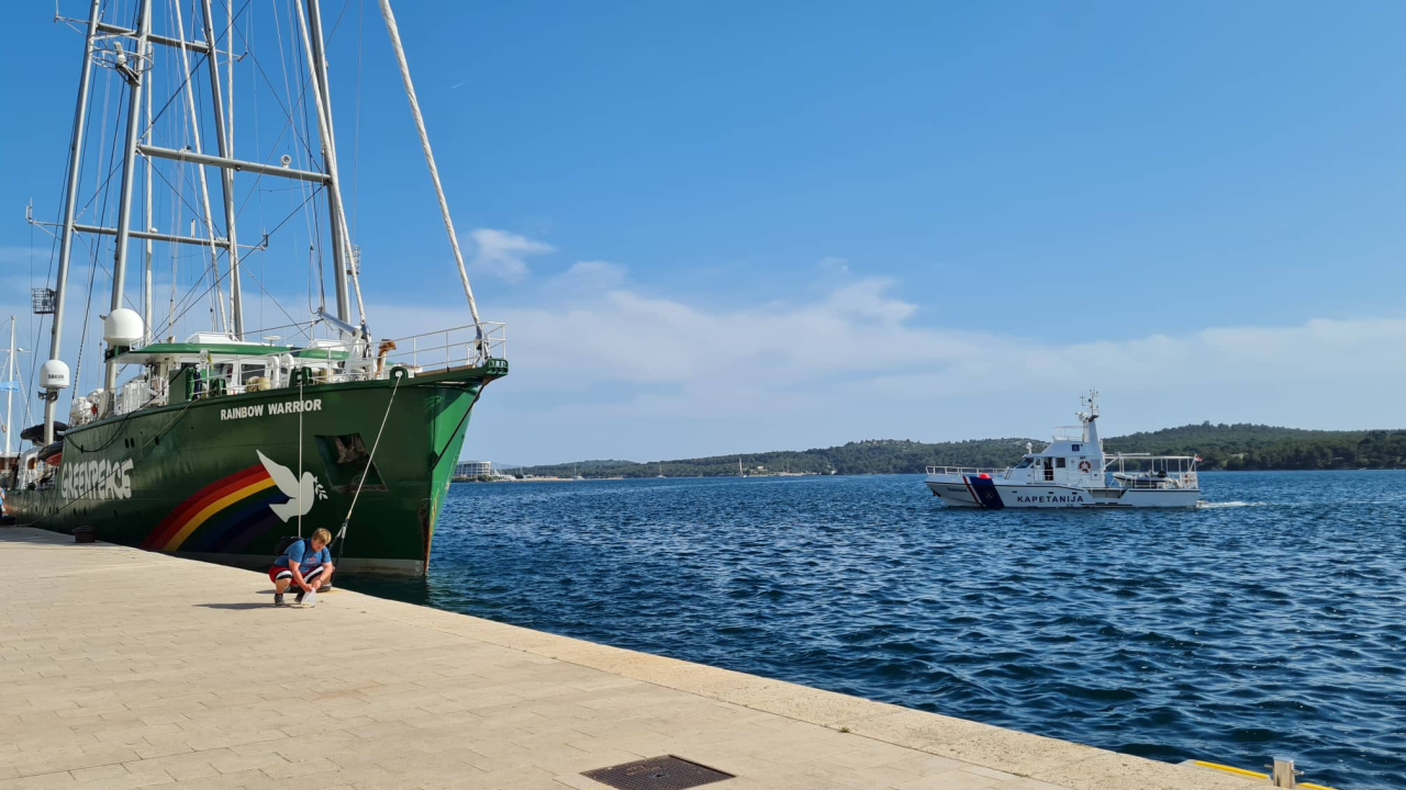 Legendarni Greenpeaceov brod 'Rainbow Warrior' uplovio u Šibenik