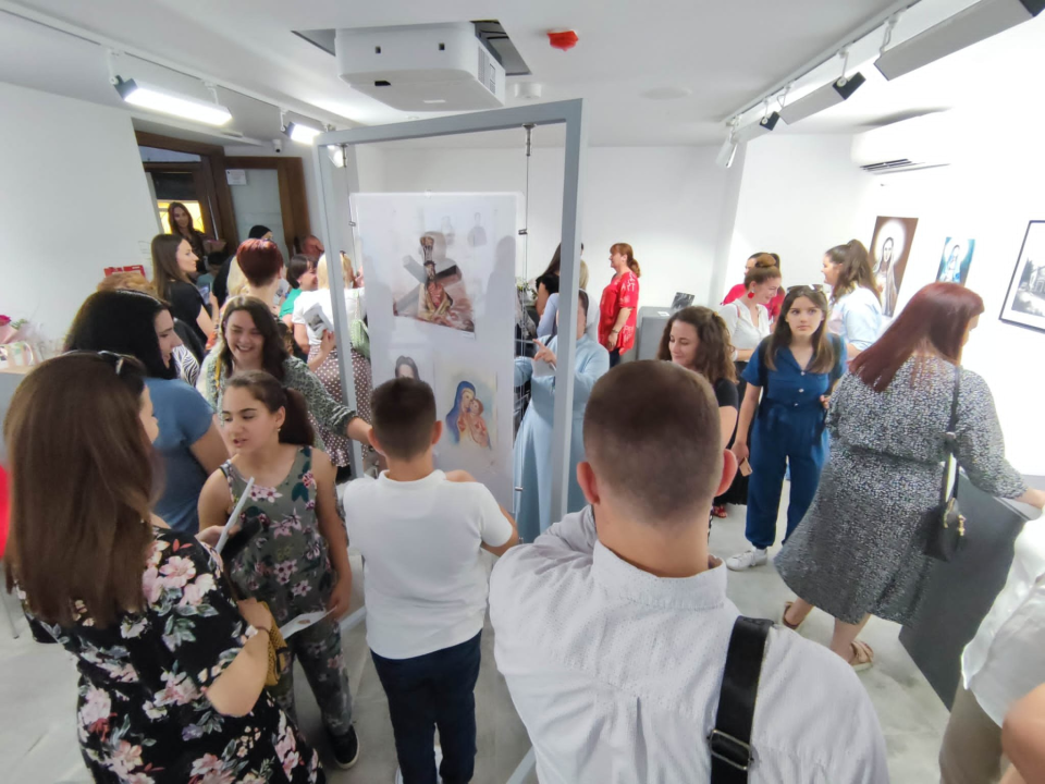 Antonela ima 14 godina, a iza nje je već jedna samostalna izložba