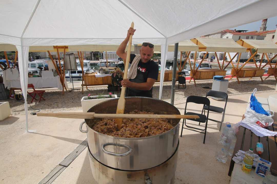 Betinska regata tradicijskih brodova održana usprkos bonaci