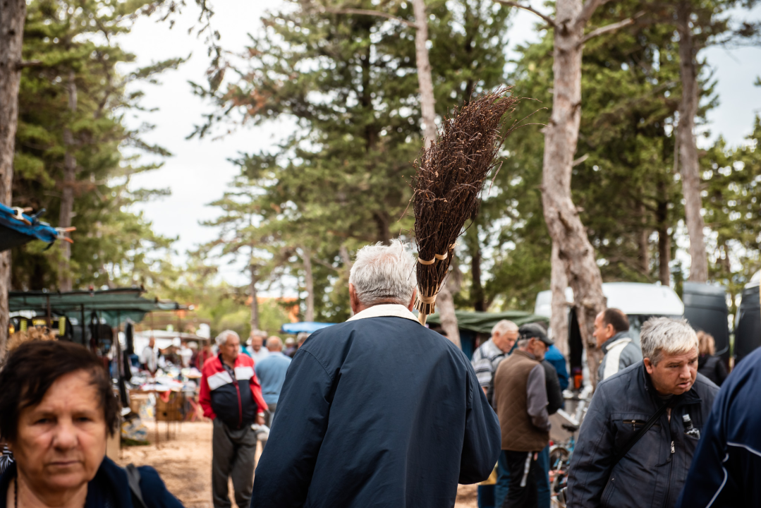 Bili smo na Benkovačkom sajmu: Najtraženija 'roba' su CD-evi Thompsona i Bulića, a za prasetinu se čeka red