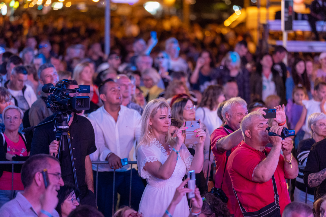 Buri usprkos, u Vodicama započeo 14. CMC festival: Publika se rasplesala uz zabavne hitove  