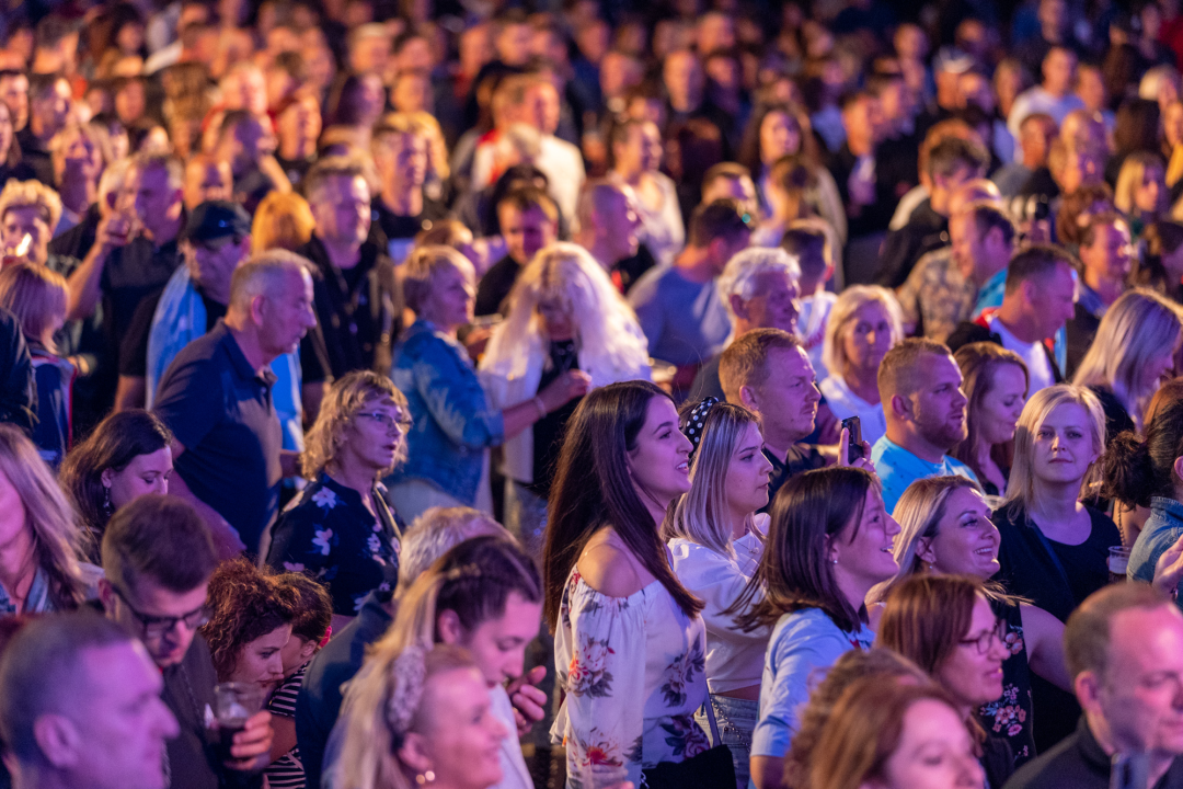 Buri usprkos, u Vodicama započeo 14. CMC festival: Publika se rasplesala uz zabavne hitove  