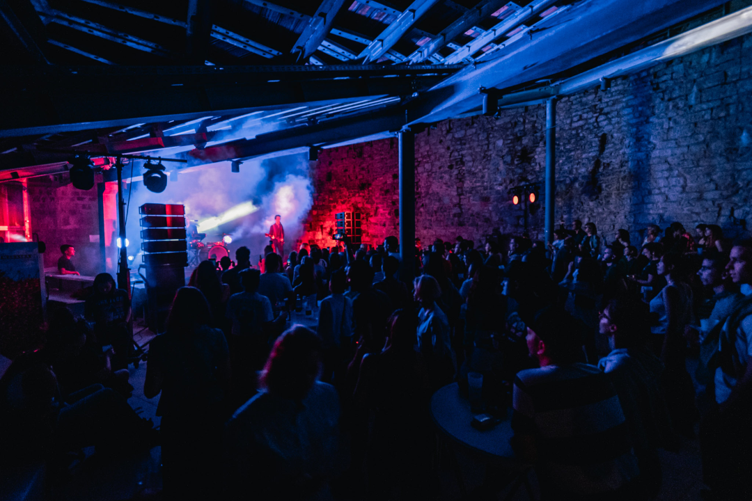 Nema ljubavi u klubu, ljubav je na tvrđavi: Plesnjak za milenijalce uz Buč Kesidi i Nipplepeople