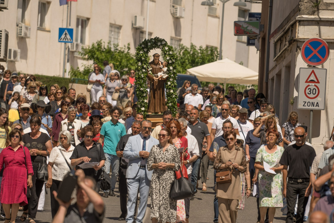 Velikom procesijom Drnišani proslavili blagdan sv. Ante