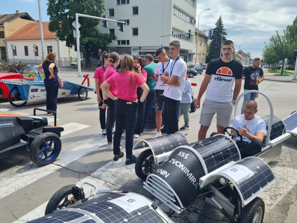 Kninski srednjoškolci osvojili drugo mjesto na utrci solarnih vozila u Sisku