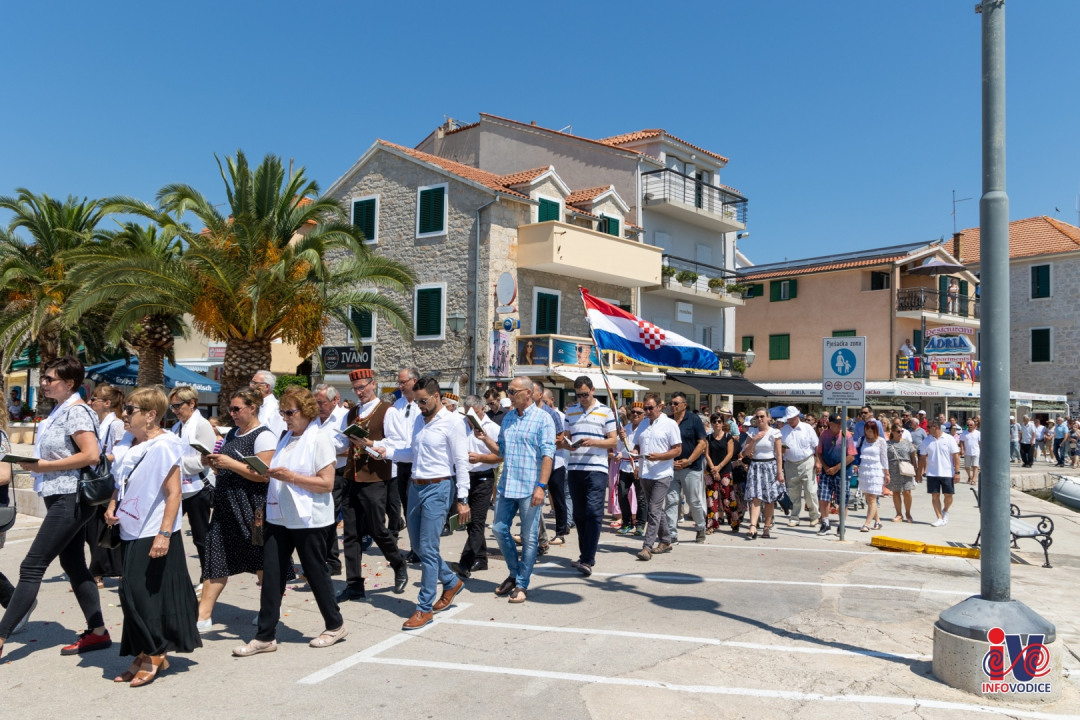 Procesijom kroz mjesto u Vodicama proslavljeno Tijelovo