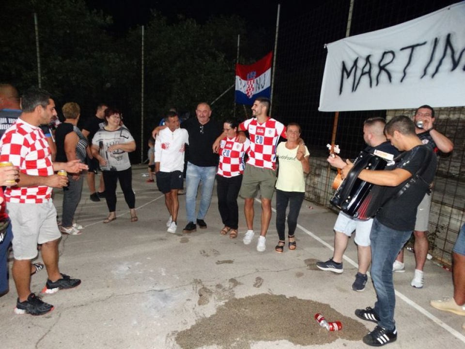Veličanstven doček hrvatskog reprezentativca Martina Erlića u rodnom Tinju