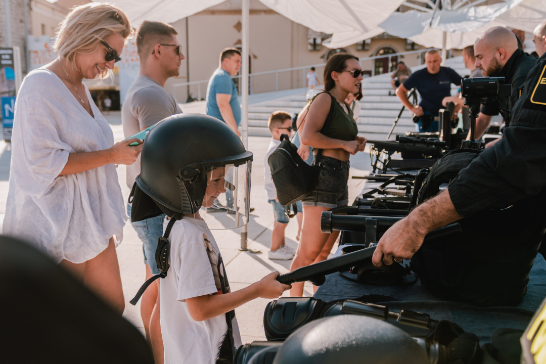 Dan otvorenih vrata Policije na Poljani: Najviše zanimanja za fotografiranje s vatrenim oružjem