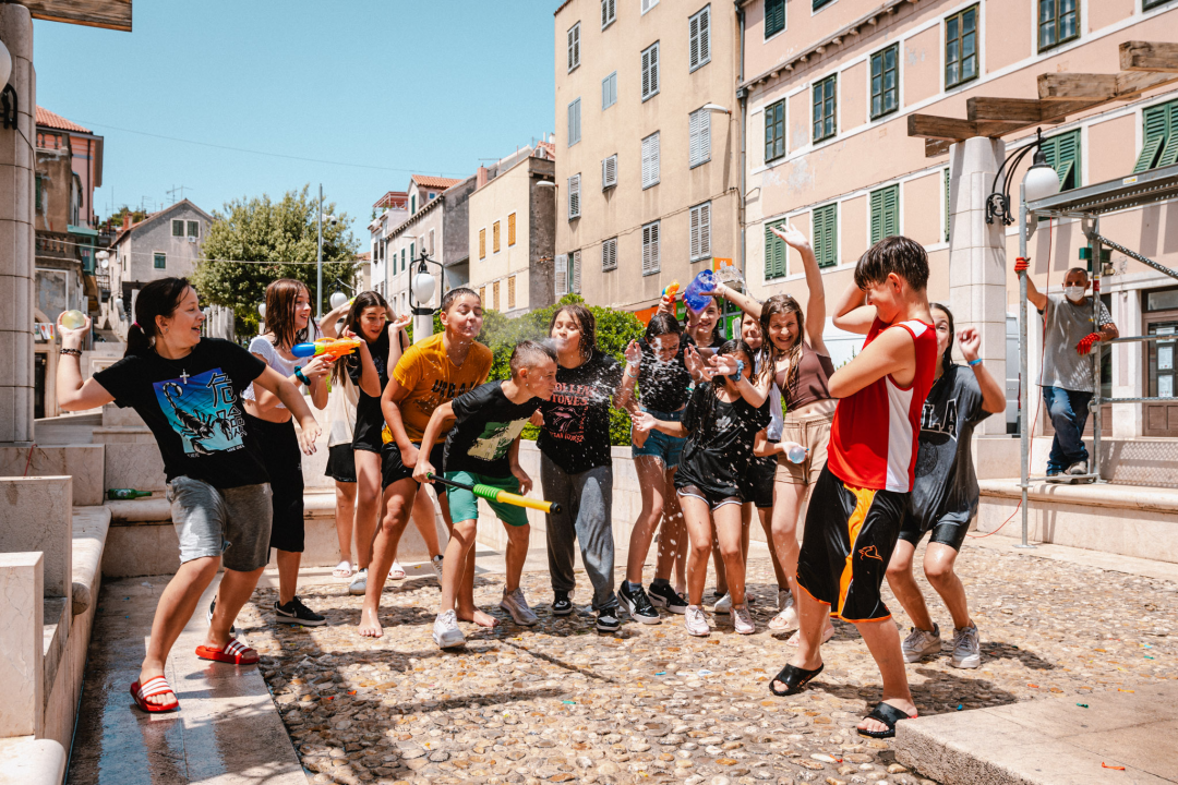 Šibenik u vrijeme MDF-a, jedini grad u kojem je više djece na ulici nego ispred ekrana