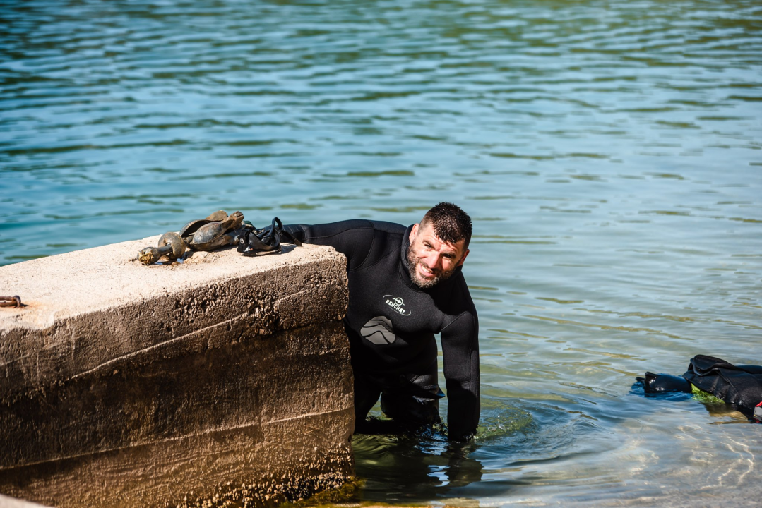 Iz podmorja Šarine drage u Zatonu uklonjeno preko 20 godina staro ribogojilište 