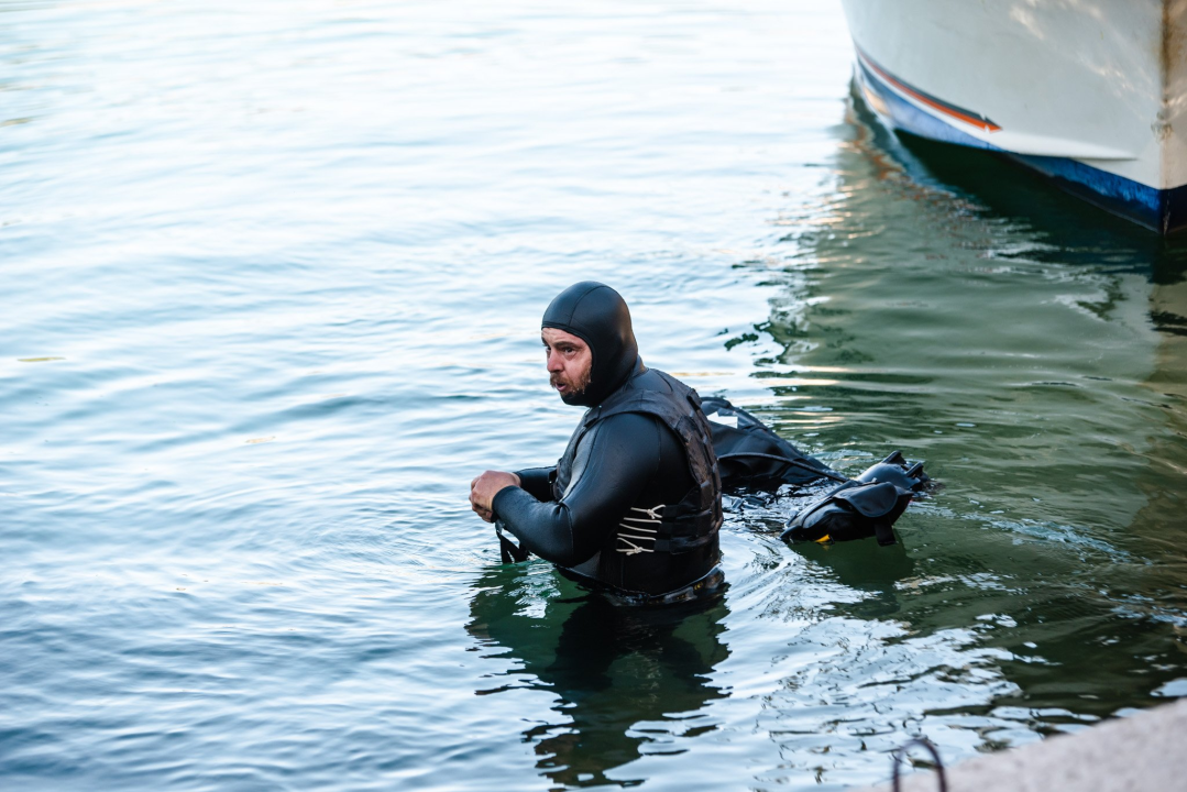 Iz podmorja Šarine drage u Zatonu uklonjeno preko 20 godina staro ribogojilište 