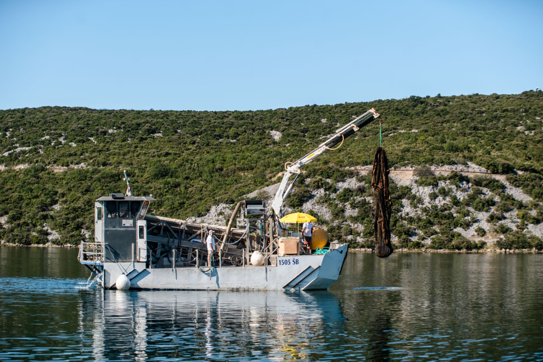 Iz podmorja Šarine drage u Zatonu uklonjeno preko 20 godina staro ribogojilište 