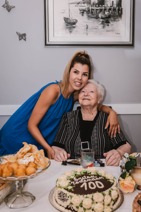 Šibenčanka Katica proslavila 100. rođendan, a jedina želja joj je da praunuka rodi: 'Kaže ona da ima vrimena, ali ja nemam'