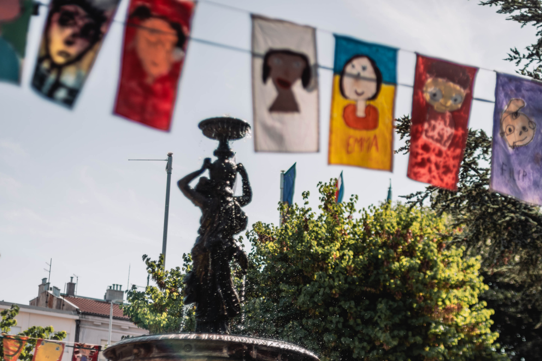 Jutarnji đir po MDF-u: Djeca uživaju u crtanju, šahu i debeloj hladovini