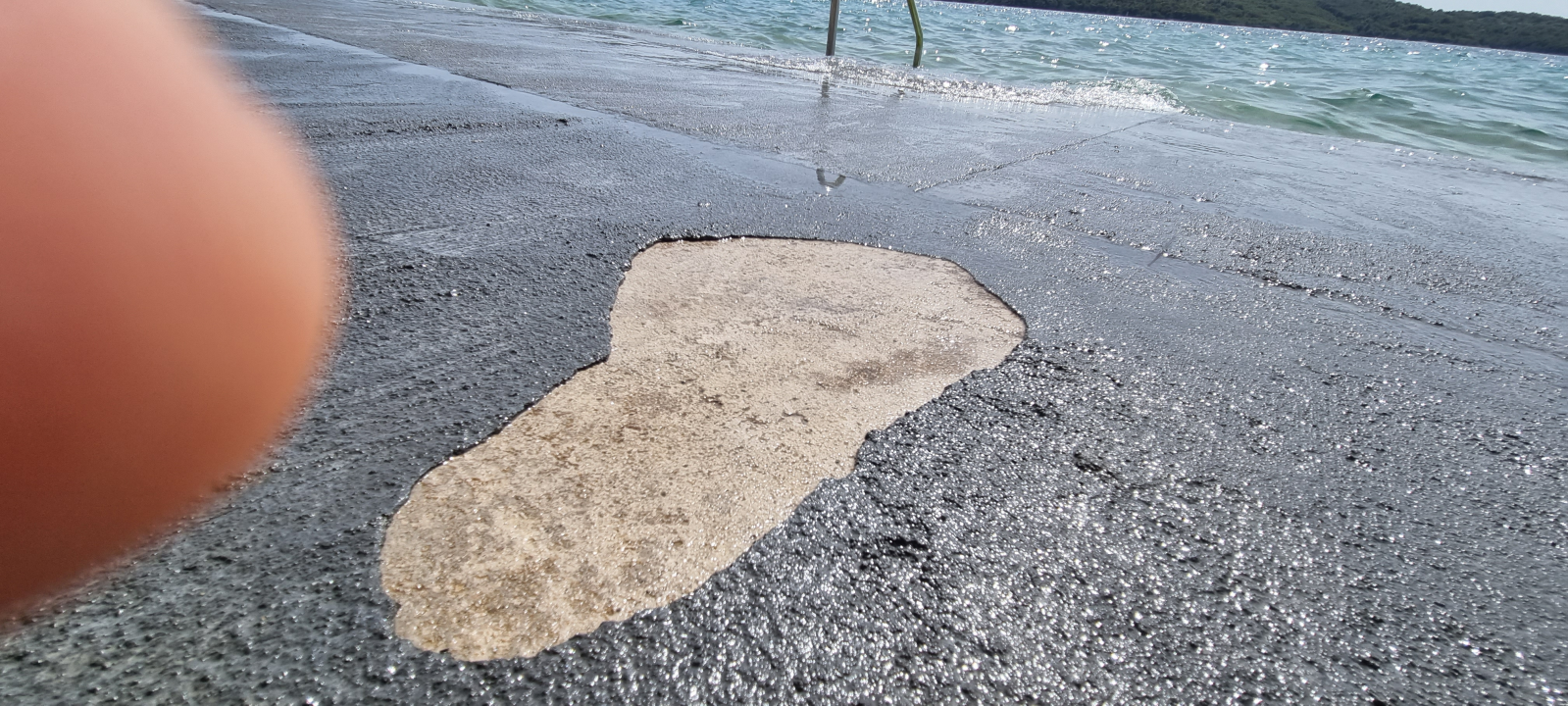 Kupači nezadovoljni obnovljenom plažom u Zablaću: Raspada se gornji sloj betona