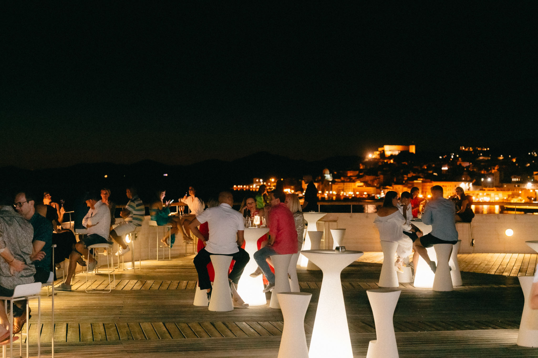 Uživajte u jedinstvenom ambijentu Roof Bara by Moet &amp; Chandon u D-Resortu!