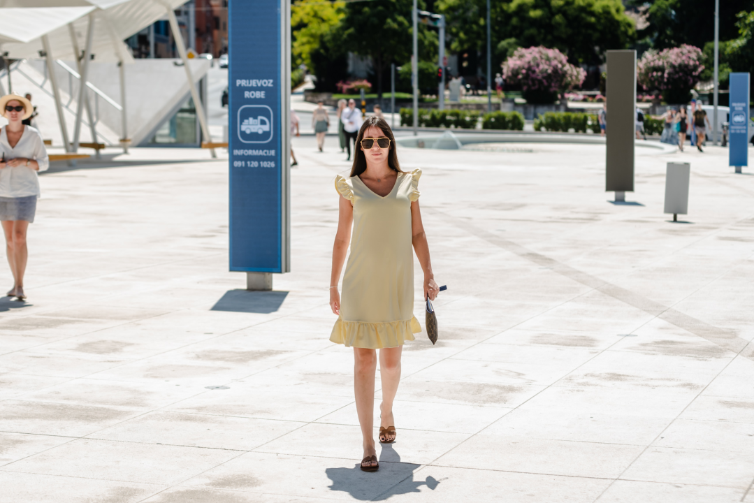 Ljeto u znaku šarenih uzoraka i lepršavih haljina: Provjerite koje trendseterice su nam upale u oko ovaj tjedan!