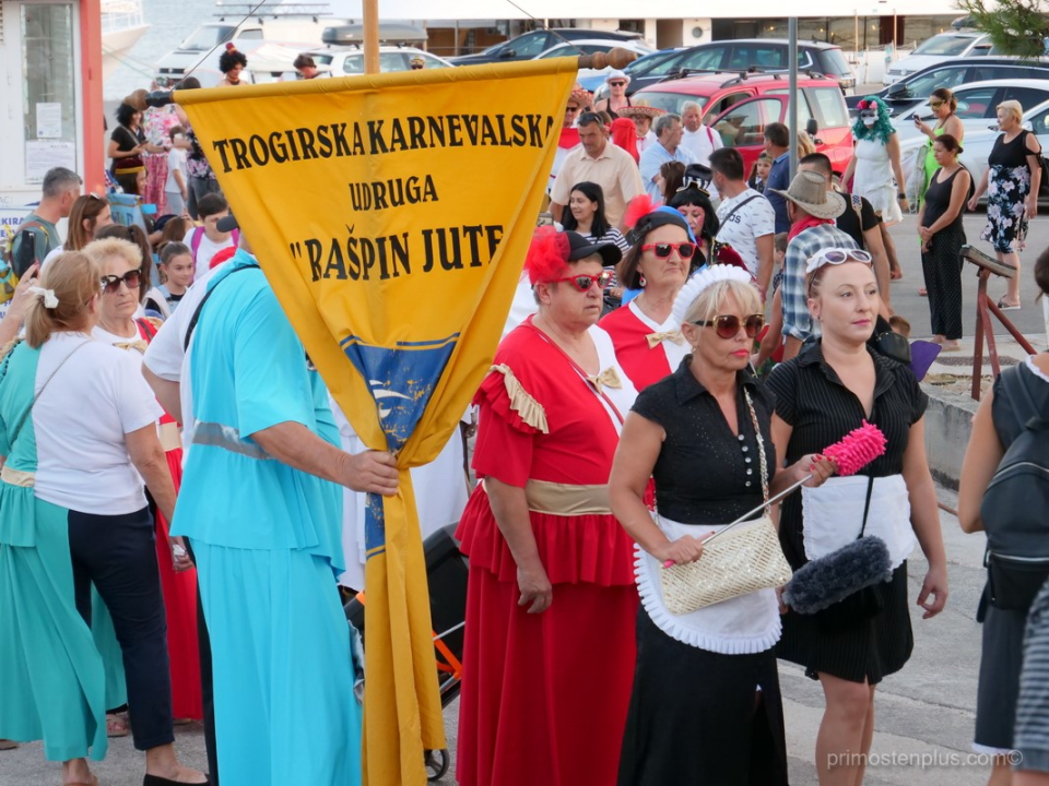 U Primoštenu održan ljetni karneval